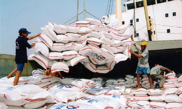 Gạo xuất khẩu rớt giá, vì sao người dân trong nước vẫn phải mua giá cao?