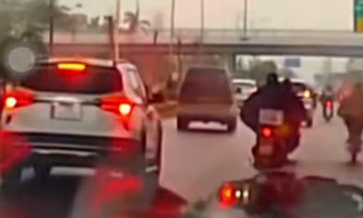 Trượt ngã khi trời mưa, người phụ nữ bị ô tô cán đa chấn thương