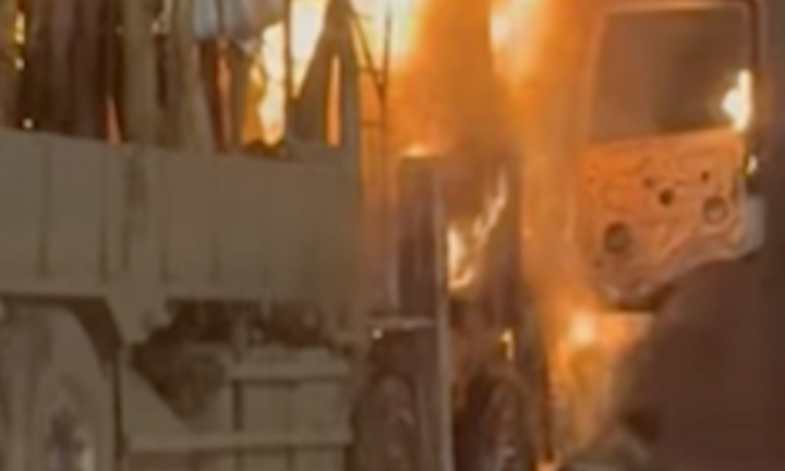 Hiện trường ô tô cháy ngùn ngụt trên Đại lộ Thăng Long 