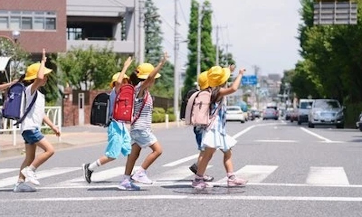 Có bắt buộc mọi trường hợp đi bộ sang đường phải vẫy tay báo hiệu?