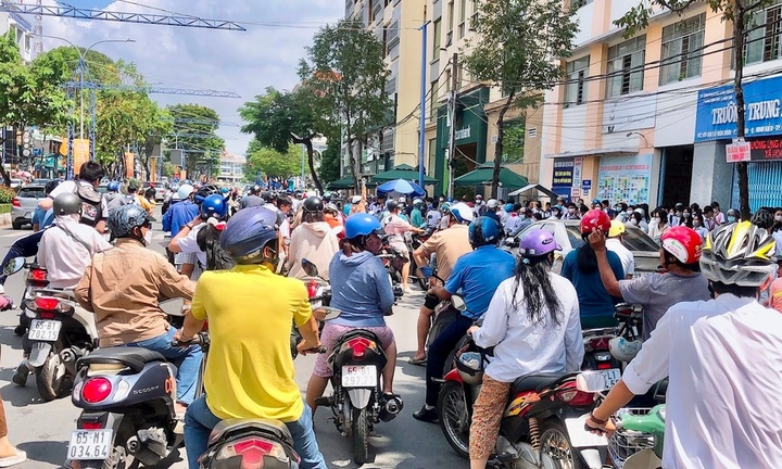Tự chặn xe điều phối giao thông trước cổng trường có bị phạt?