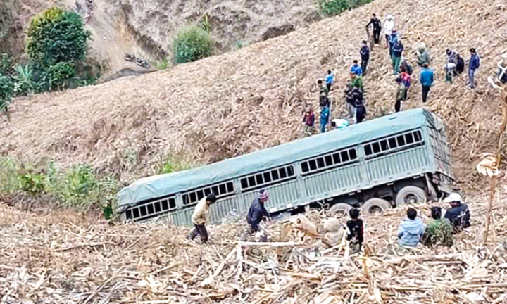Sơn La: Xe đầu kéo lao xuống vực sâu 100 mét, 2 người tử vong
