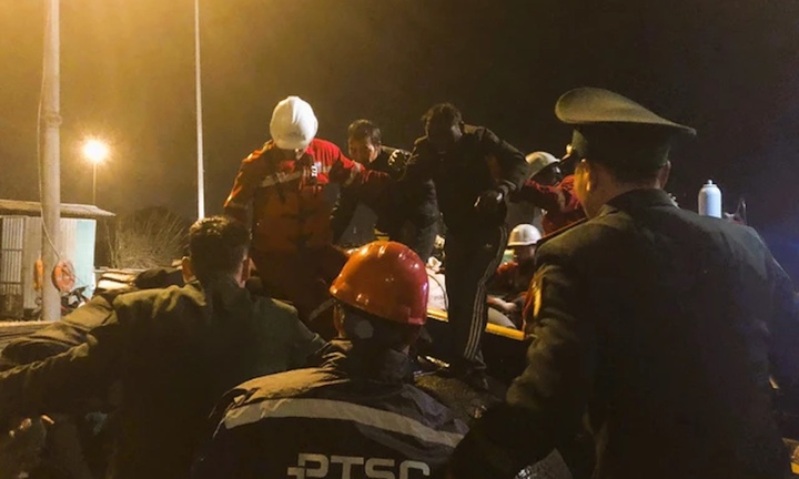 Tàu chở 6.900 tấn sắt bốc cháy trên biển, hai người bị thương