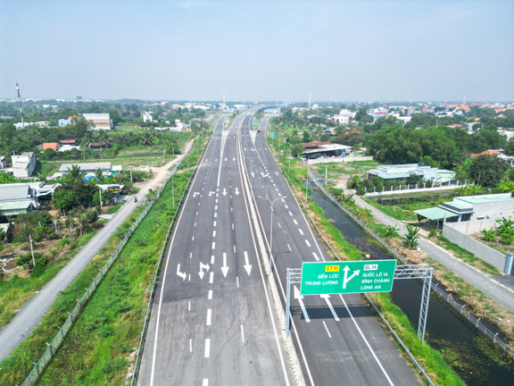 Cận cảnh gần 19 km cao tốc Bến Lức - Long Thành sắp thông xe