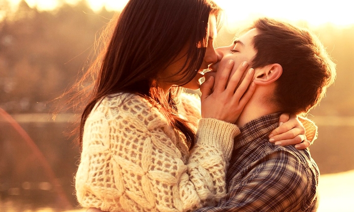 Hôn người vừa uống rượu có bị lây nồng độ cồn?