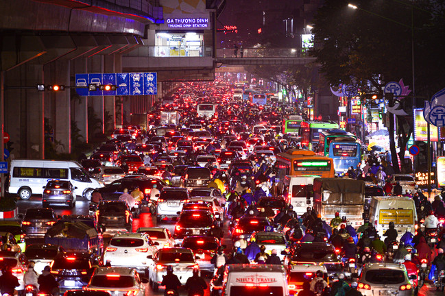 Đường Hà Nội kẹt cứng, người dân chật vật về nhà trong mưa rét