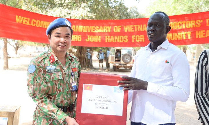 Bác sĩ quân y Việt Nam tặng quà cho người dân Nam Sudan