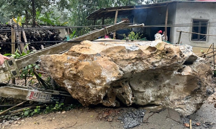 Sạt lở đá ở Thanh Hóa, nhiều hộ dân tháo chạy trong đêm