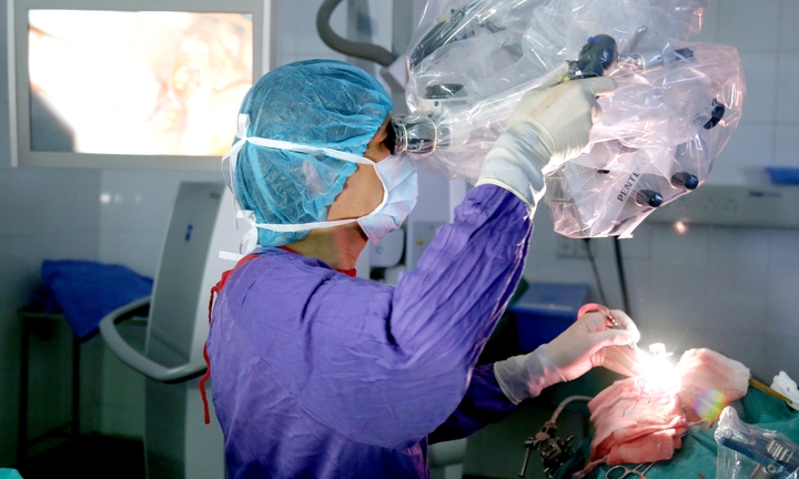 Người mở đường đưa kỹ thuật 'vừa mổ não vừa trò chuyện với bác sĩ' về Việt Nam