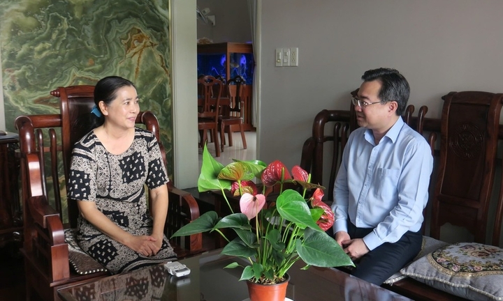 Phó Bí thư Thường trực Thành ủy TP.HCM thăm gia đình thầy thuốc tiêu biểu