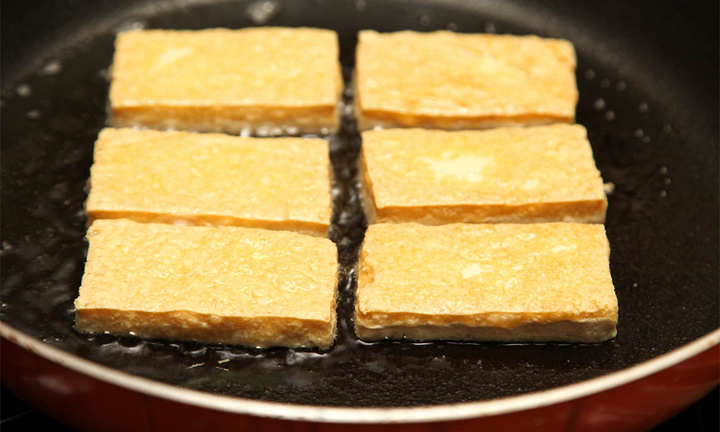 Mẹo rán đậu phụ không dính chảo
