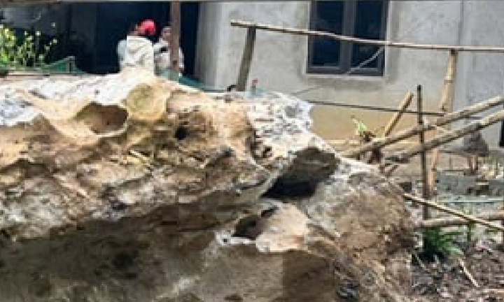 Hiện trường vụ sạt lở đá hàng chục tấn khiến nhiều người tháo chạy trong đêm 