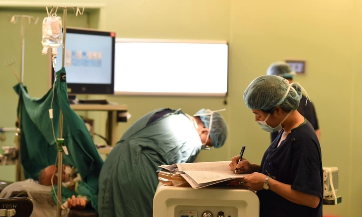 Chuyện chưa kể về những bác sĩ 'đến trước, về sau' nơi phòng mổ