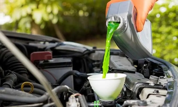 Thiếu nước làm mát nguy hại cho ô tô thế nào? 