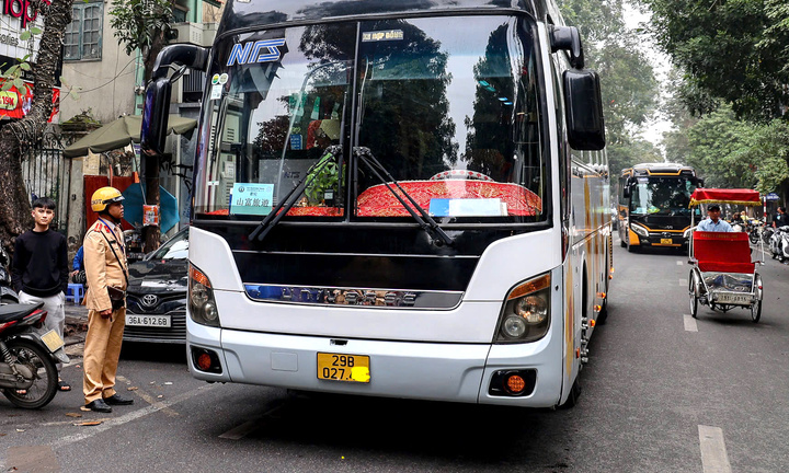 Phương án cấm ô tô trên 16 chỗ vào phố cổ Hà Nội từ 1/3