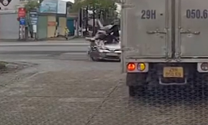 Xe máy lao như bay, đâm ngang đầu ô tô 