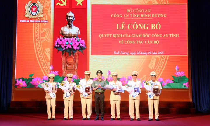 14 cán bộ Công an Bình Dương nghỉ hưu trước tuổi