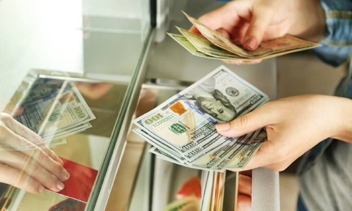 Tiền gửi tiết kiệm bằng ngoại tệ hay VND có lãi suất cao hơn?