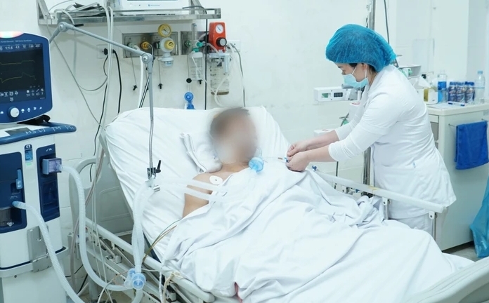 Bất ngờ đổ gục khi đang chờ khám bệnh