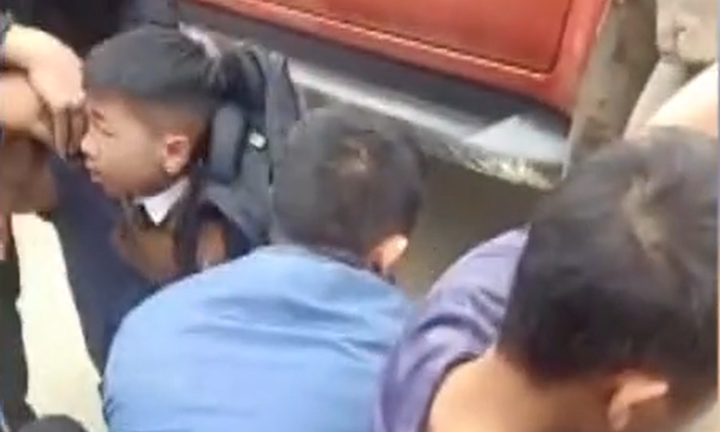 Giải cứu nam sinh lớp 5 mắc kẹt dưới gầm xe ô tô bán tải 