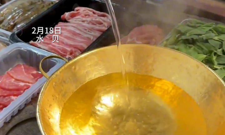 Cận cảnh nồi lẩu bằng vàng nguyên chất trị giá 2,4 tỷ đồng ở Trung Quốc