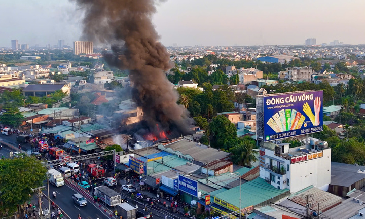 Hiện trường vụ cháy dãy nhà trên quốc lộ 13, TP Thủ Đức