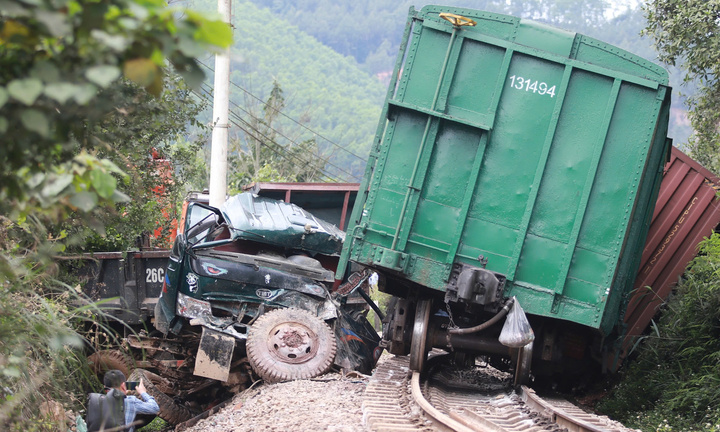 Tổ chức cứu hộ đầu máy, chuyển 433 hành khách sau vụ tàu hàng lật ở Hà Tĩnh