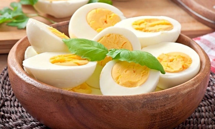 Trứng gà ngon, bổ, rẻ nhưng những người này nên hạn chế ăn
