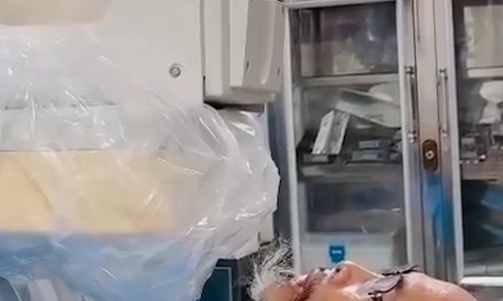 Đang phẫu thuật điều trị ung thư, cụ ông liên tục hát 10 bài