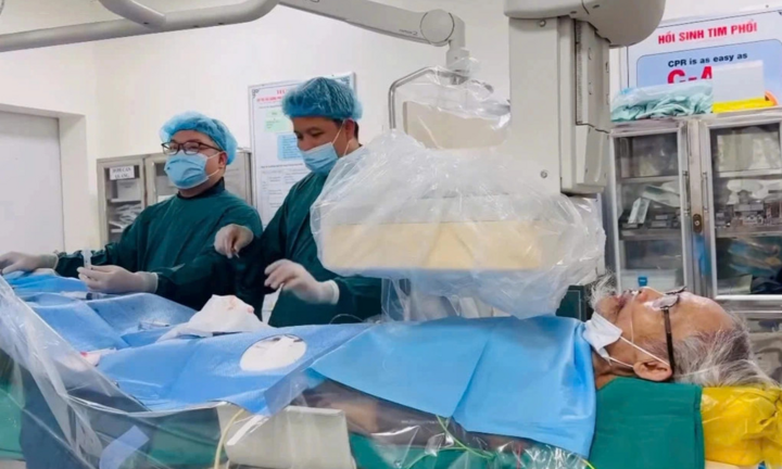 Cụ ông 70 tuổi hát 10 bài khi đang phẫu thuật điều trị ung thư