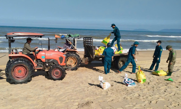 Lượng dầu vón cục tràn vào vịnh Lăng Cô vượt xa dự báo ban đầu