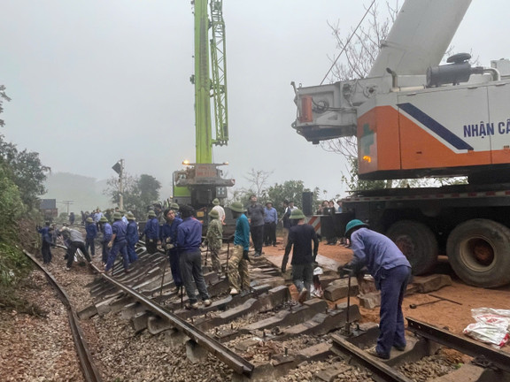 Hơn 100 người xuyên đêm cứu hộ tàu hàng bị lật ở Hà Tĩnh