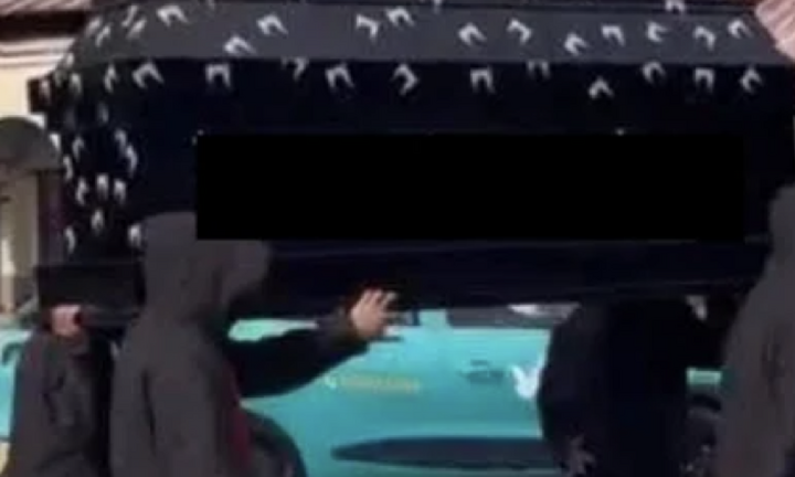 Phản cảm nhóm thanh niên trùm kín đầu, khiêng quan tài trước chợ Bến Thành