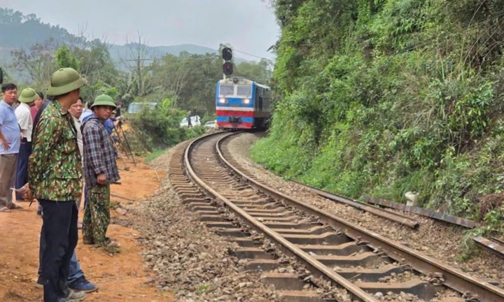 Thông tuyến đường sắt Bắc - Nam sau sự cố lật tàu ở Hà Tĩnh