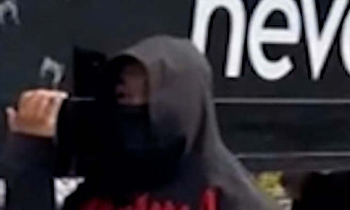 Bắt 9 người trong ê kíp quay clip 'khiêng hòm' trước chợ Bến Thành