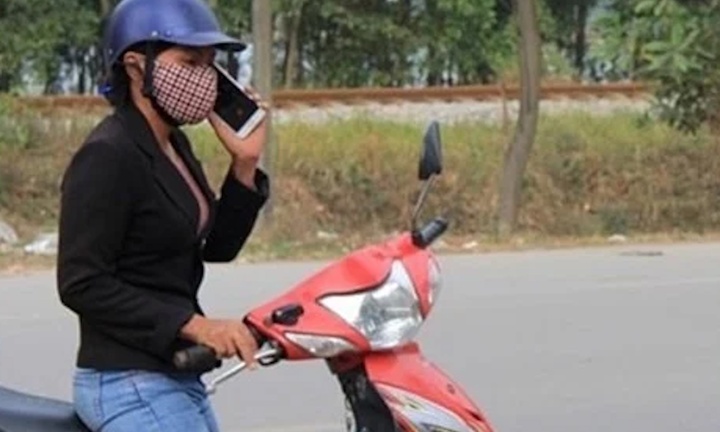 Năm 2025, dừng xe để nghe điện thoại có bị xử phạt?