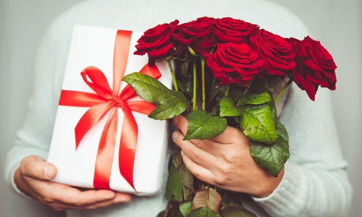 Vợ 'tịch thu' hết tiền chồng nhưng vẫn đòi quà 8/3 sang chảnh