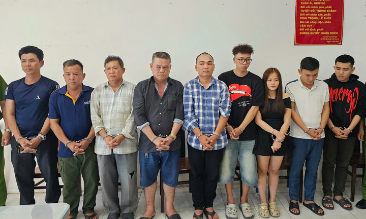 Bắt khẩn cấp 9 người khiêng quan tài dạo phố trước chợ Bến Thành