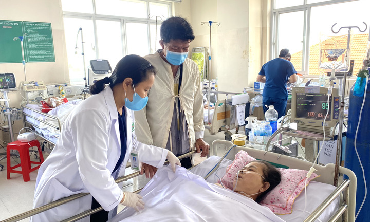 Chồng phụ hồ vét sạch túi cũng không đủ tiền cứu vợ