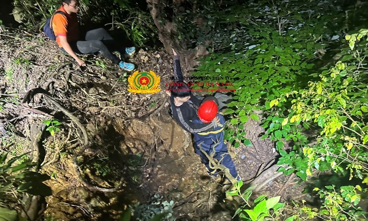 Cảnh sát cứu hộ 2 du khách mắc kẹt trong đêm ở bán đảo Sơn Trà