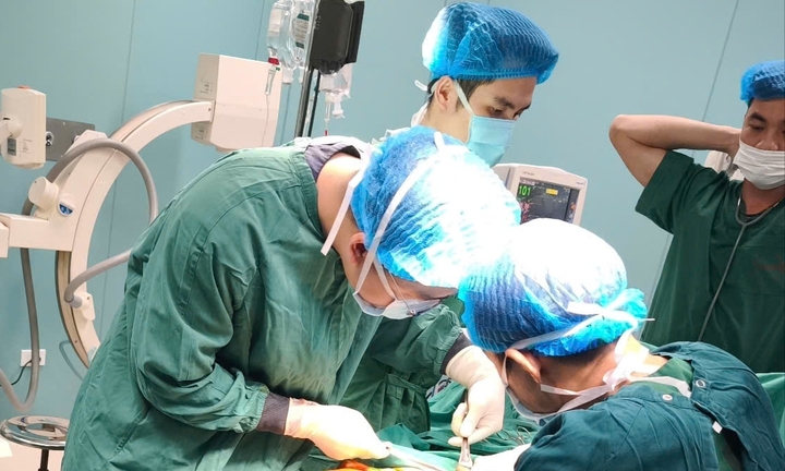 26 giờ giành giật sự sống cho người đàn ông hai lần ngừng tim