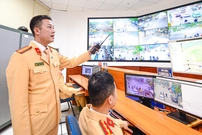 Bên trong trung tâm chỉ huy 600 'mắt thần' phát hiện vi phạm giao thông ở Hà Nội