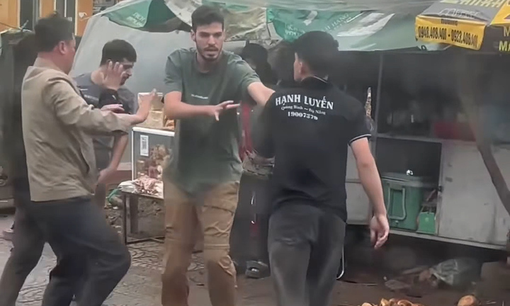 Nhân viên nhà xe ẩu đả với khách nước ngoài