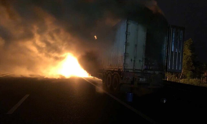 Xe đầu kéo cháy rụi trên cao tốc Đà Nẵng - Quảng Ngãi