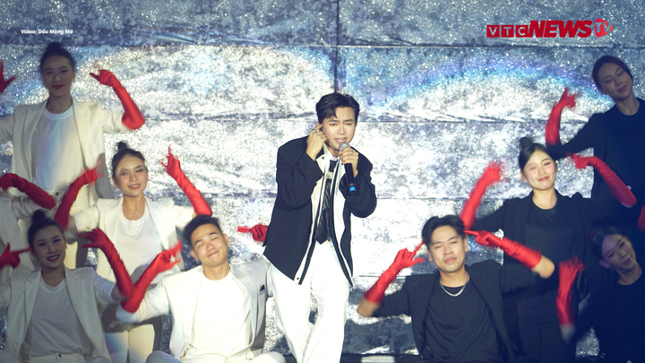 'Anh tài' Bùi Công Nam hát 'Tiến hay lùi' đốn tim người hâm mộ