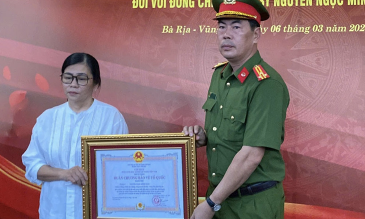 Truy tặng Huân chương bảo vệ Tổ quốc hạng Nhì cho chiến sỹ CSCĐ hy sinh