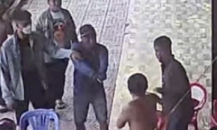 Mâu thuẫn chơi xóc đĩa, nhóm côn đồ mang súng nhựa vào nhà dân đánh người
