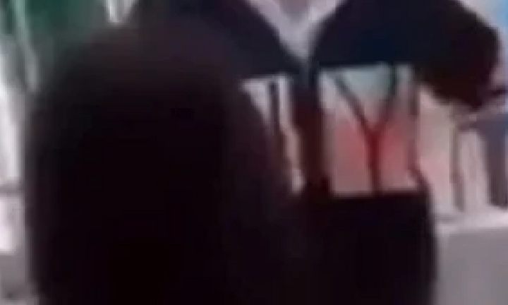 Nữ sinh lớp 10 đánh bạn, mang chích điện ra dọa bạn