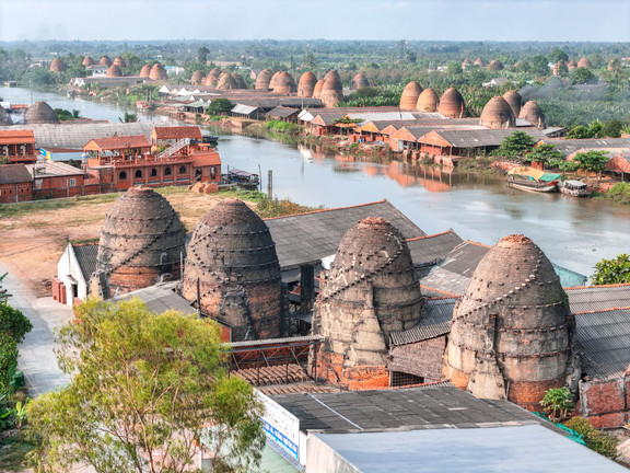 Ngắm 'vương quốc đỏ' bên dòng sông thơ mộng ở miền Tây