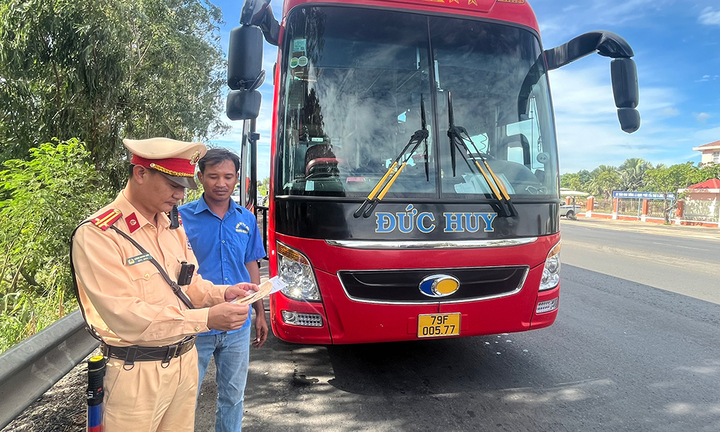 Lái ô tô kinh doanh vận tải liên tục quá 4 giờ, tài xế bị phạt bao nhiêu tiền?